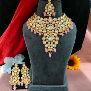 Ensemble de collier de perles Kundan non coupées de la plus haute qualité gracieux élégant Maang Tikka éclat naturel charme classique accessoire de mode - Product Image 4