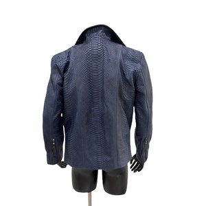 Người Đàn Ông Cao Cấp Của Màu Xanh Python Dập Nổi Áo Khoác Da V Cổ Chính Hãng Da Rắn Mô Hình Động Vật Mùa Đông OEM/ODM Mới Biker Không Dệt - Product Image 4