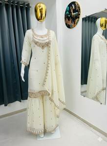 Diseño exclusivo de moda sureña india con bordados elaborados y lentejuelas, conjunto de salwar kameez para mujer con dupatta a juego, en venta en línea. - Product Image 3