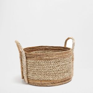 Panier en rotin de couleur naturelle parfait pour les intérieurs minimalistes neutres offrant un rangement pratique avec une texture organique élégante - Product Image 6