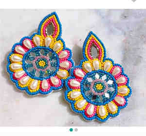 เครื่องประดับลูกปัดทำมือที่ทันสมัยต่างหูแบบปักด้วยมือดีไซน์แบบห้อยสีเหลืองและสีขาวต่างหูดีไซน์สวย - Product Image 4