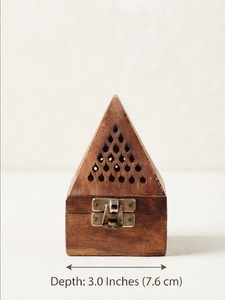 Brûleur d'encens en bois en forme de pyramide avec design perforé et fermoir métallique, emballage individuel - Product Image 4