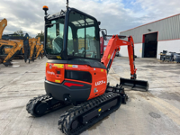 Mini-excavatrice KUBOTA U27-4 de 2,6 tonnes avec cabine climatisée et chauffée, 3 godets, pour travaux de construction et de terrassement, certifiée EPA/CE.
