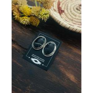 Boucles d'oreilles clous Navajo en argent sterling et buffle blanc, motif géométrique avec incrustation d'onyx, sertissage clos, faites à la main - Product Image 3