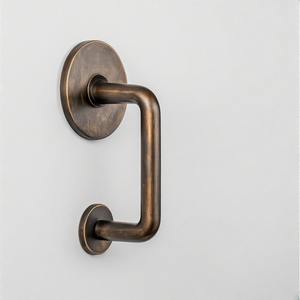 CraftNest Designer Pull Bar Brass Pull Regal Crest Tirador de puerta de diseño premium en latón hecho a mano con acabado de pátina vintage - Product Image 1