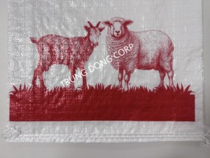 Bolsas de alimentación animal tejidas de PP de alta calidad con impresión flexográfica para alimentación de ciervos y cabras hechas en Vietnam - Product Image 2