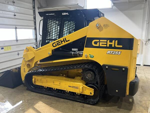 Cargadora compacta de orugas Gehl RT255 tipo skid steer, color amarillo, con accesorio de cucharón - Product Image 2