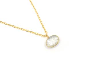 Pierre précieuse de quartz clair sculpté naturel avec cadeau de conception faite à la main de forme ovale plaqué or 18 carats pour son pendentif - Product Image 1