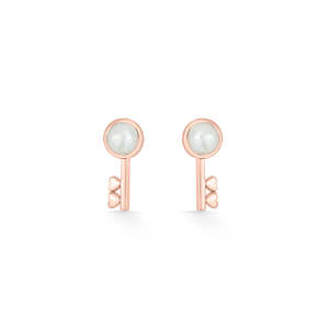 Boucles d'oreilles clous en perles pour femmes, dorées, motif clé souveraine - Product Image 3