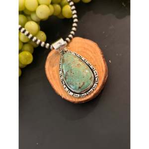 Pendentif Royston en turquoise et argent sterling, fabriqué par des artisans navajo, avec technologie de sertissage en clos. - Product Image 4