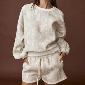 เสื้อสเวตเชิ้ตผู้หญิงทรงโอเวอร์ไซส์ ผลิตจากผ้าฟลีซฝ้าย 100% ให้ความรู้สึกสวมใส่สบายๆ เหมาะสำหรับใส่ในสภาพอากาศหนาว มีโลโก้ด้านหน้า - Product Image 5