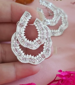 Pendientes de lujo con acabado plateado de alta calidad y apariencia de piedra CZ para mujeres y niñas, ideales para looks de noche y fiestas. - Product Image 2