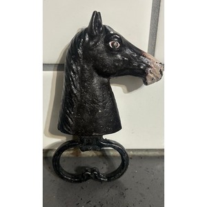 Ouvre-bouteille décoratif unique en fonte avec aspect rustique parfait pour les restaurants de banquets et les fêtes en plein air - Product Image 1