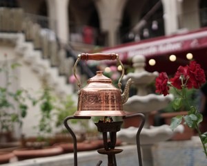 Théière élégante en métal martelé Dallah arabe en laiton avec couvercle design et poignée dorée idéale pour les ustensiles de cuisine et la vaisselle - Product Image 4