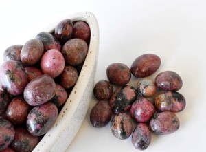Piedra de Rodonita Pulida, Ecológica, Ovalada, Proveniente de la India, para Regalos, Manualidades y Decoración del Hogar - Product Image 2