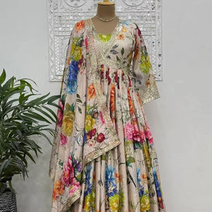 ชุดเดรสยาวพร้อมชุดเดรสจากดีไซเนอร์ - Product Image 1