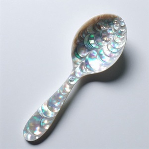 Cuillère perlée de luxe au design ancien intemporel - Product Image 2