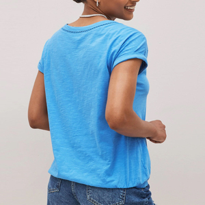T-shirt décontracté pour femmes grandes tailles, col en V, écologique, séchage rapide, respirant, en tissu dentelle, avec logo personnalisé - Product Image 3