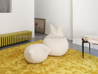Pouf rond moderne en coton tricoté Nouvelle application de salon avec perles en mousse de polyesterène et conception de corde torsadée