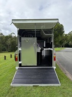 Remorque de transport d'équidés d'occasion à chargement par l'angle, capacité 3 chevaux, modèle standard, disponible à la vente en gros