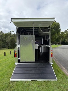 Remolque de transporte de ganado usado para 3 caballos con carga angular, remolque estándar para transporte de caballos disponible para la venta en grandes cantidades - Product Image 3