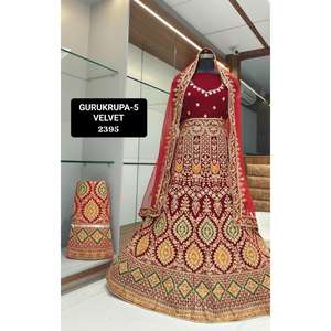 Lehenga Choli de mariée en velours traditionnel de qualité supérieure avec un travail brodé à la main lourd et une forte demande de Dupatta pour les fiançailles - Product Image 3