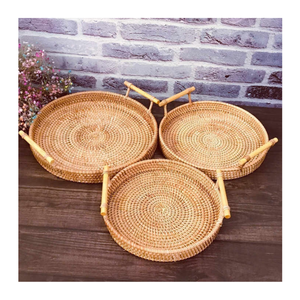 Venta al por mayor de bandejas de ratán de forma redonda con asa, cestas artesanales de almacenamiento para servir comida de restaurante del fabricante de Vietnam - Product Image 1