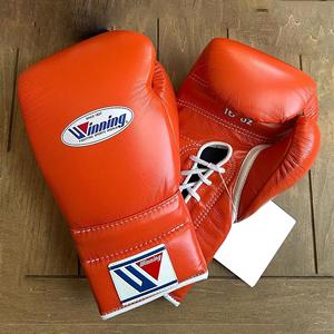 ชุดมวยขายดีรุ่นใหม่ ลายอนิเมะ สีส้ม หนังแท้ ถุงมือชกมวย หมวกกันกระแทก และสนับเข่า สำหรับฝึกซ้อมมวยไทย - Product Image 5