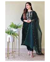 Ensemble de costume pakistanais en velours pur Kurti Pant Dupatta avec broderie à la main sur le col, manches trois quarts et dupatta en tulle