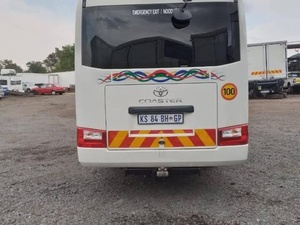 Autobús Coaster 2021 con Volante a la Izquierda, Motor Diésel 4L, Interior Oscuro, Asientos de Cuero, Transmisión Automática, Envío Gratis - Product Image 6