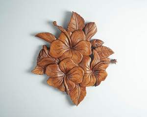 Décoration murale en bois Hibiscus – Panneau décoratif sculpté en forme de fleur pour la maison et le bureau |   Décoration murale en bois à finition naturelle - Product Image 1
