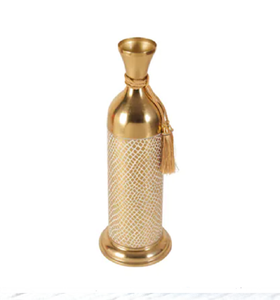 Vase rond en métal noir avec finition craquelée dorée et feuillage vert. Disponible à prix de gros. - Product Image 3