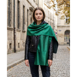 Écharpe en satin de soie réversible vert émeraude et noir, style géométrique vintage - Product Image 1