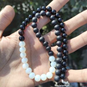 Collar de Perlas Lisas de Ónix Blanco y Negro con Baño de Plata sobre Latón, Joyería Clásica para Bodas - Product Image 2