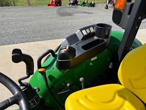 Nuevo Tractor Utilitario John Deere 5065E 2022, 4x4, Motor Diésel de 65 HP, 1 Control Remoto Trasero, Toma de Fuerza 540, Enganche de 3 Puntos, Barra Antivuelco de 2 Postes - Product Image 2