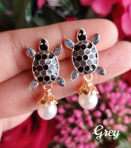 Pendientes de tortuga de doble tono en chapado en oro con perlas de racimo Pendientes únicos para mujeres Ideal para bodas, ocasiones festivas - Product Image 6
