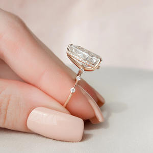 Anillo de compromiso de moissanita de corte de pera alargado de 4 quilates, joyería de boda elegante y duradera - Product Image 2