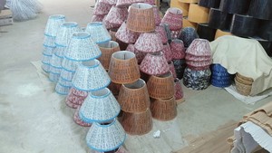 Pantalla de lámpara de diseño Ikat plisada suave de primera calidad en tela de lino disponible en varios colores para proyectos de iluminación de restaurantes de hoteles - Product Image 5