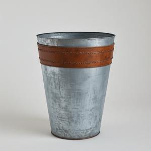 Maceta de cuero galvanizado hecha a mano con superficie de pátina texturizada Trabajo hecho a mano artesanal que ofrece acento estacional decorativo - Product Image 3