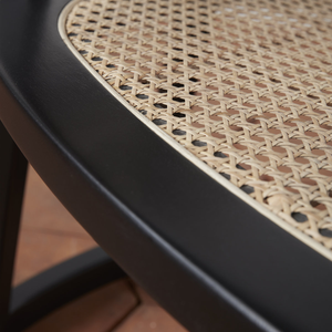 Silla de comedor moderna de madera negra con detalle de tejido de ratán - Product Image 4