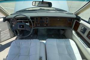 รถแคดิลแลค เอลดอร์โด ปี 1990 สภาพดีเยี่ยม เครื่องยนต์เทอร์โบ V8 เกียร์อัตโนมัติ พวงมาลัยซ้าย ยาง R19 ภายในสีขาว หนังแท้ ไมล์น้อย - Product Image 6