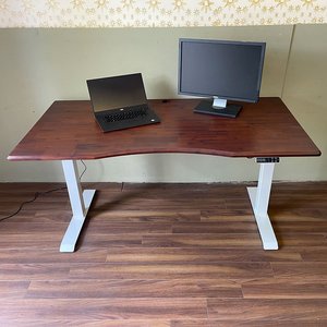 Escritorio FlexiDesk FLD013 Contemporáneo con Base Eléctrica Elevable, Superficie de Madera de Acacia en Color Marrón Rojizo, Soporte de 3 Articulaciones para Uso en Dormitorio - Product Image 4