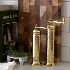 ชุดเกลือและพริกไทยโลหะคุณภาพระดับพรีเมี่ยมของแท้สำหรับใช้รับประทานอาหารแบบดั้งเดิมและตกแต่งห้องครัวอย่างสวยงาม - Product Image 2