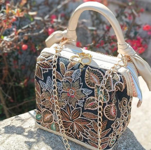 Bolso cubo elegante con bordado floral dorado y cobre brillante. Glamour moderno. Disponible a precios de mayoreo. - Product Image 1