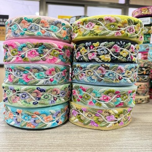 Lacets floraux brodés sur mesure en taille 1.25 pouces à 2 pouces et plus, idéaux pour être utilisés comme bordures dans le travail des paillettes d'or - Product Image 4