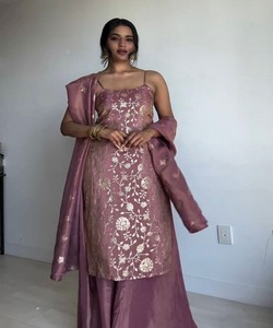 Top Palazzo Dupatta en soie à usage quotidien avec un design imprimé élégant et des détails à volants Vêtements de mariage en coton Kurta Dupatta - Product Image 5