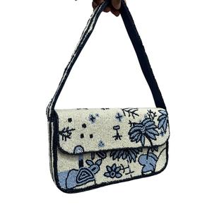 Sac à bandoulière à rabat perlé fait main avec motif œil bleu et blanc, accessoire de soirée tendance - Product Image 3