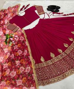 Lehenga Choli Rojo de Diseño con Bordado Nuevo para Novia, Ropa de Matrimonio y Boda para Mujer India en Ropa Étnica Alphanumero - Product Image 4