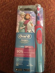 Brossette à dents électrique Oral-B Vitality 100 Cross Action avec écran LED intelligent rechargeable pour adultes et familles, couleur fraise - Product Image 3