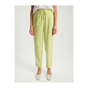 กางเกงผู้หญิง BGN ผ้าวิสโคส มีเอวยางยืดและกระเป๋าหลัง รุ่น S23P274 - Product Image 4